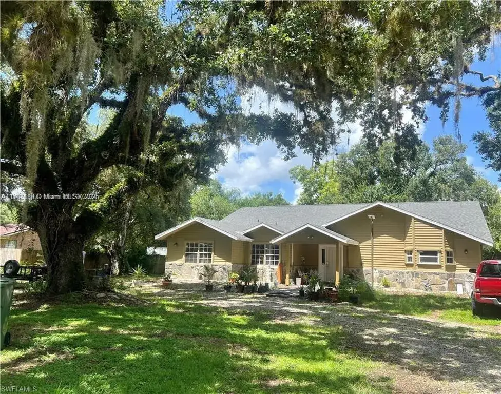 3 bedroom 2 bath Residential for sale at 140 DAVIS, La Belle FL 33935