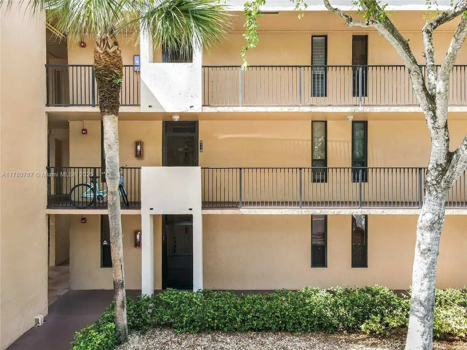 2 bedroom 2 bath Residential for sale at 6106 Coral Lake Dr # 106, Margate FL 33063