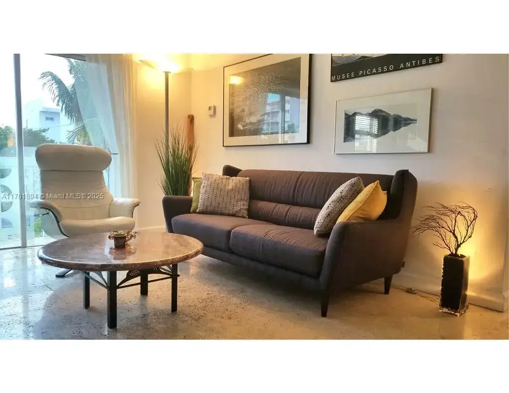 1 bedroom 1 bath Residential for sale at 1100 11th St # 406, Miami Beach FL 33139