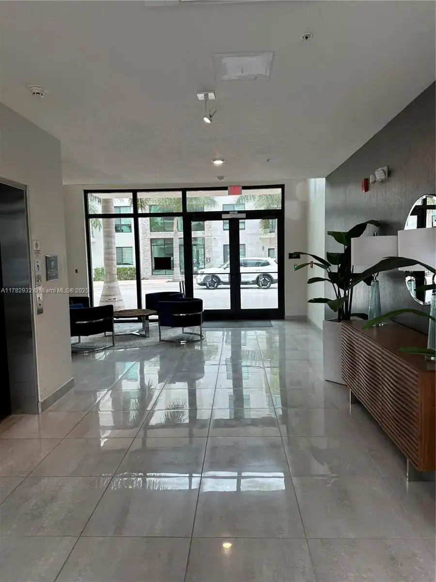3 bedroom 2 bath Residential for sale at 8201 NW 41st St # 206, Doral FL 33166