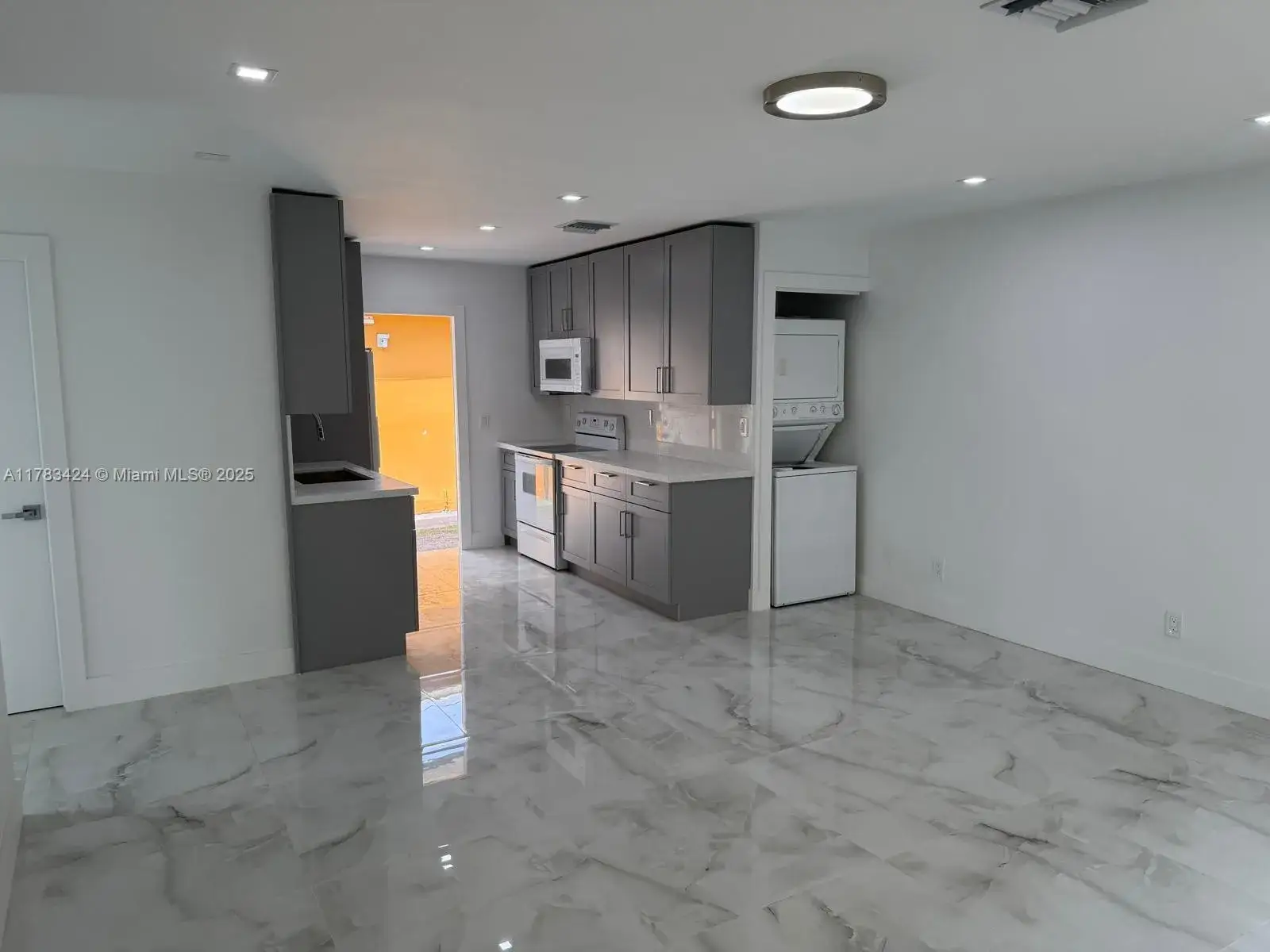 2 bedroom 1 bath Residential Lease for rent at 726 SW 7th St # 2, Hallandale Beach FL 33009