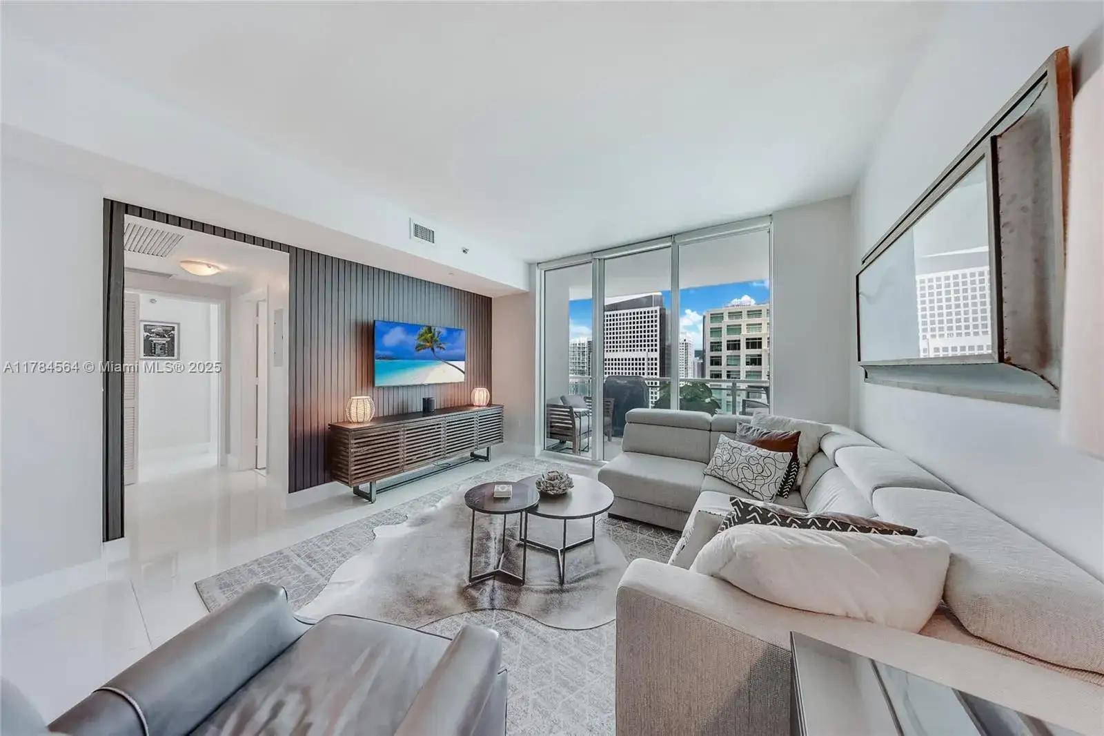 1 bedroom 1 bath Residential for sale at 951 Brickell Ave # 3201, Miami FL 33131