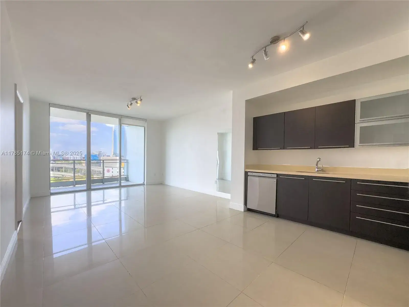 1 bedroom 1 bath Residential Lease for rent at 90 SW 3rd St # 1206, Miami FL 33130