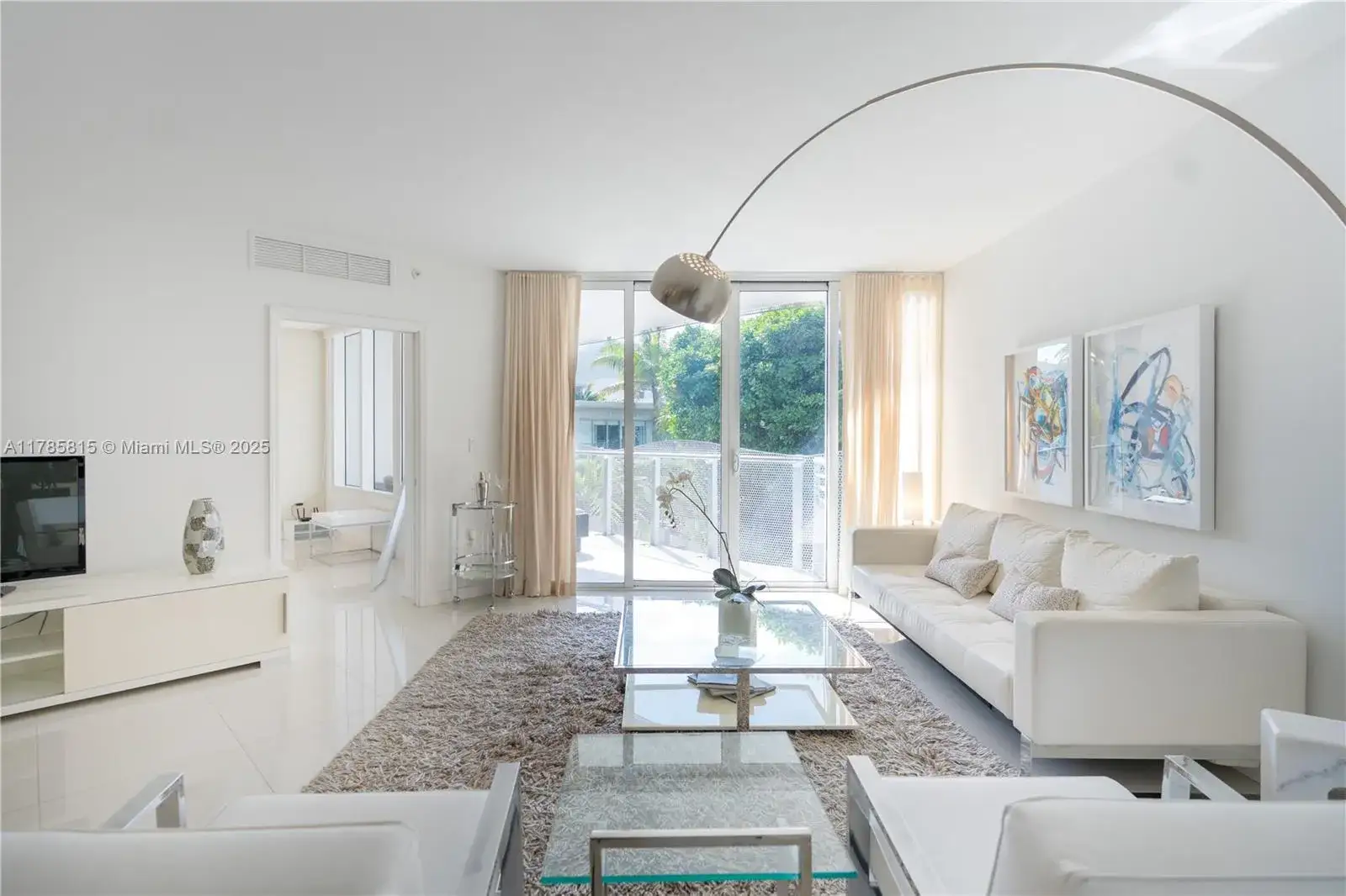 1 bedroom 2 bath Residential for sale at 2155 Washington Ct # 207, Miami Beach FL 33139