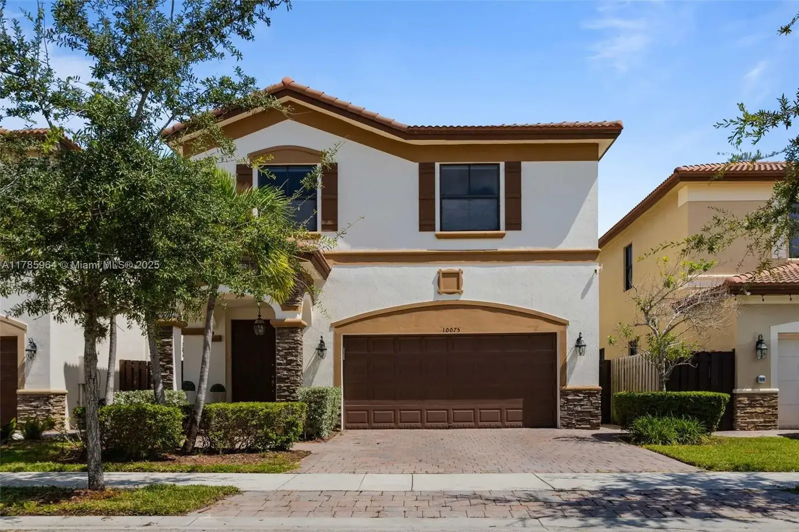 5 bedroom 4 bath Residential for sale at 10075 NW 86th Ter, Doral FL 33178