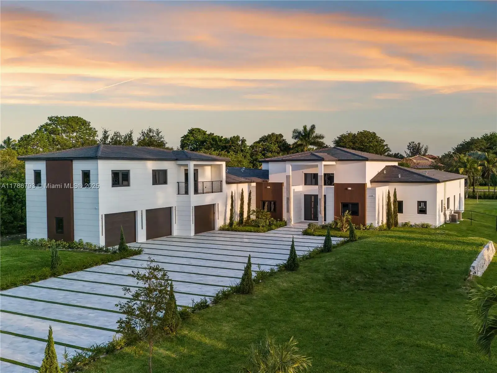 6 bedroom 6 bath Residential for sale at 11570 NW 12th St, Plantation FL 33323