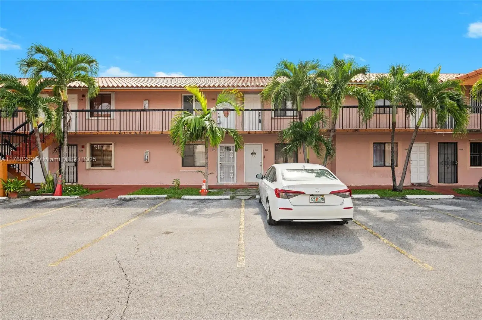 1 bedroom 1 bath Residential for sale at 2170 W 60th St # 16202, Hialeah FL 33016