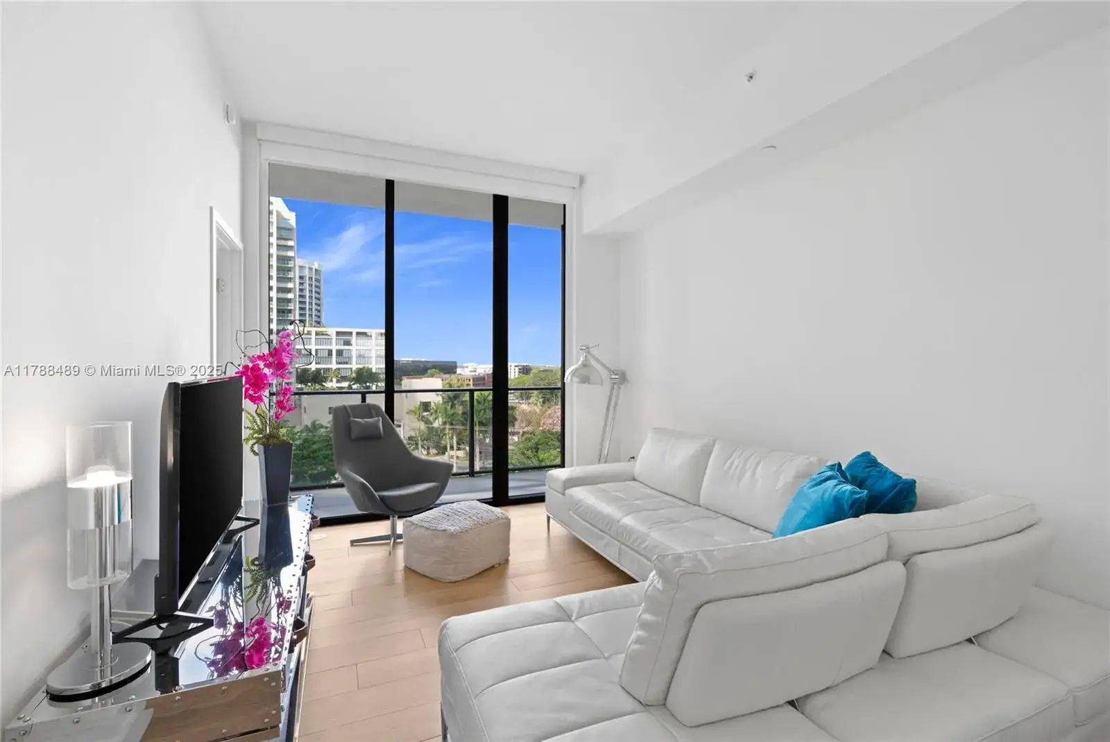1 bedroom 1 bath Residential for sale at 2678 Tigertail Ave # 615, Miami FL 33133