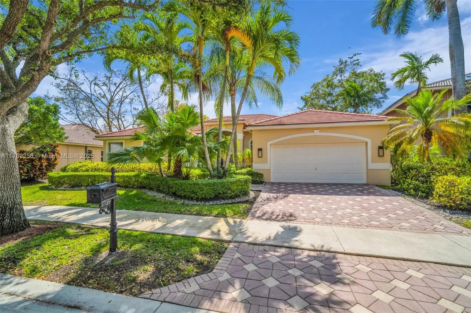 5 bedroom 3 bath Residential for sale at 3739 Oak Ridge Cir, Weston FL 33331