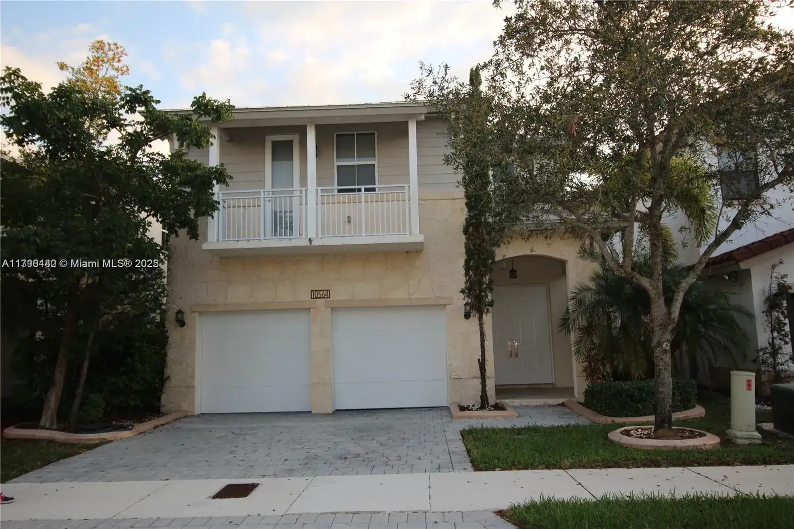 5 bedroom 4 bath Residential for sale at 10564 NW 70th Ln, Doral FL 33178