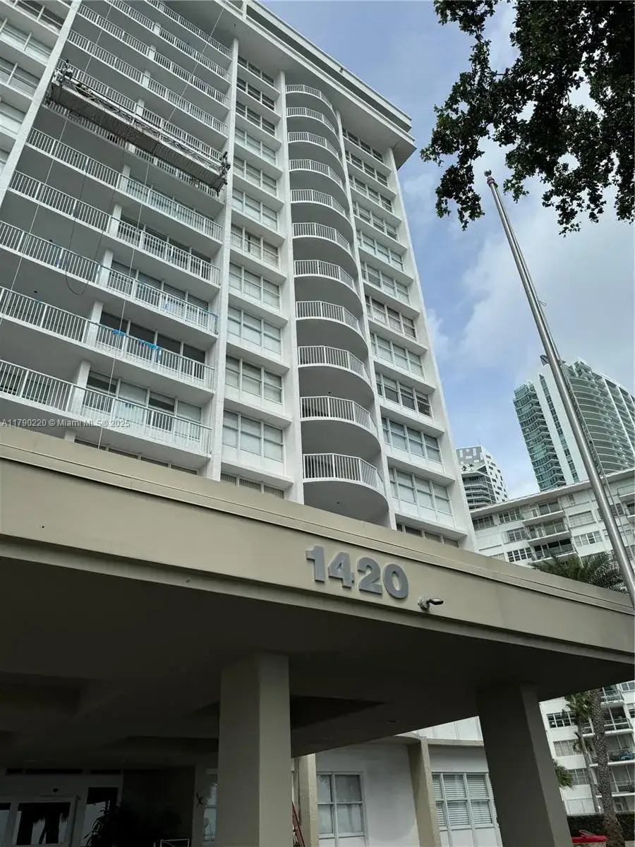 1 bedroom 1 bath Residential for sale at 1420 Brickell Bay Dr, Miami FL 33131
