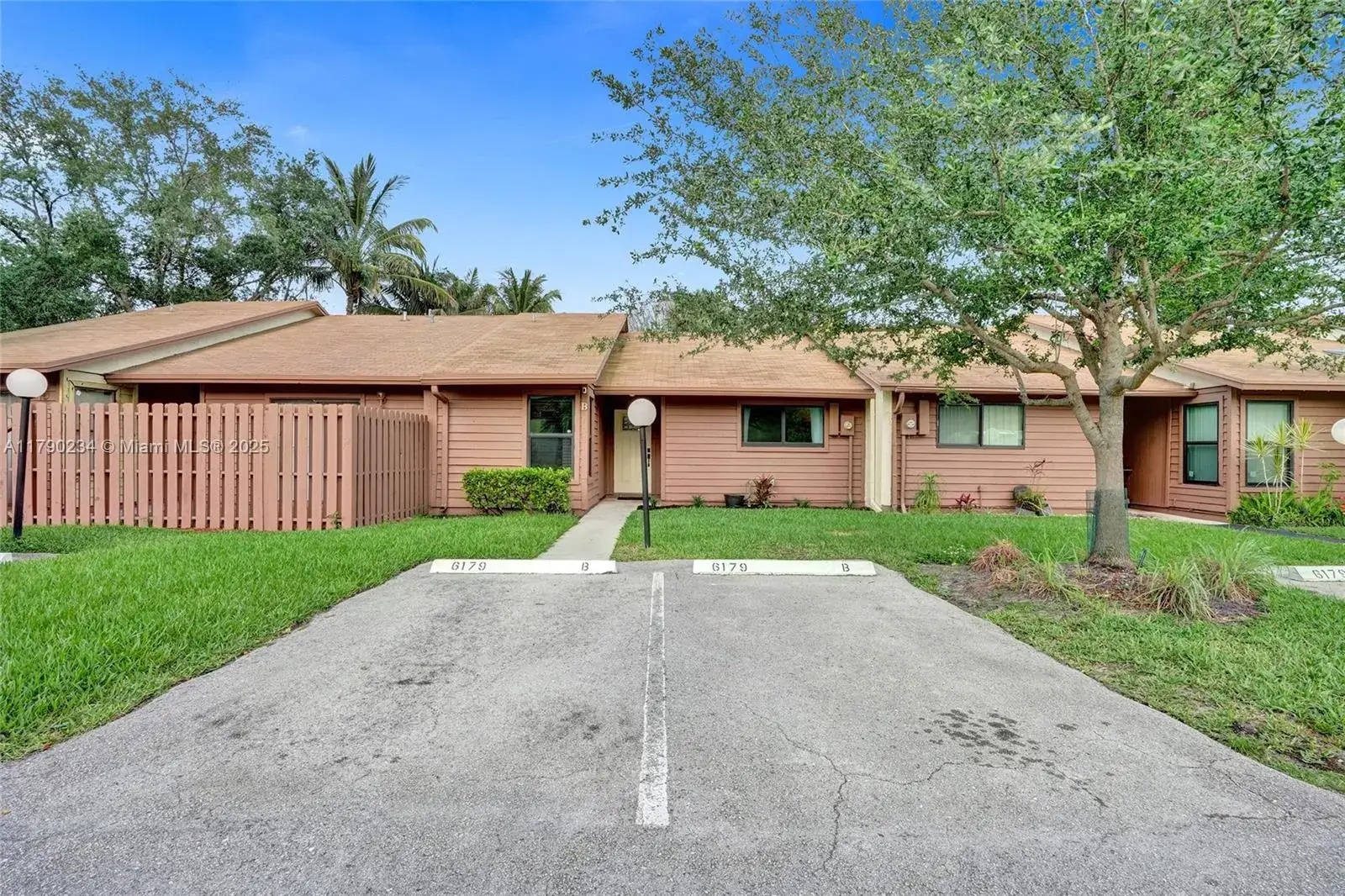 2 bedroom 2 bath Residential for sale at 6179 Pine Tree Ln, Tamarac FL 33319