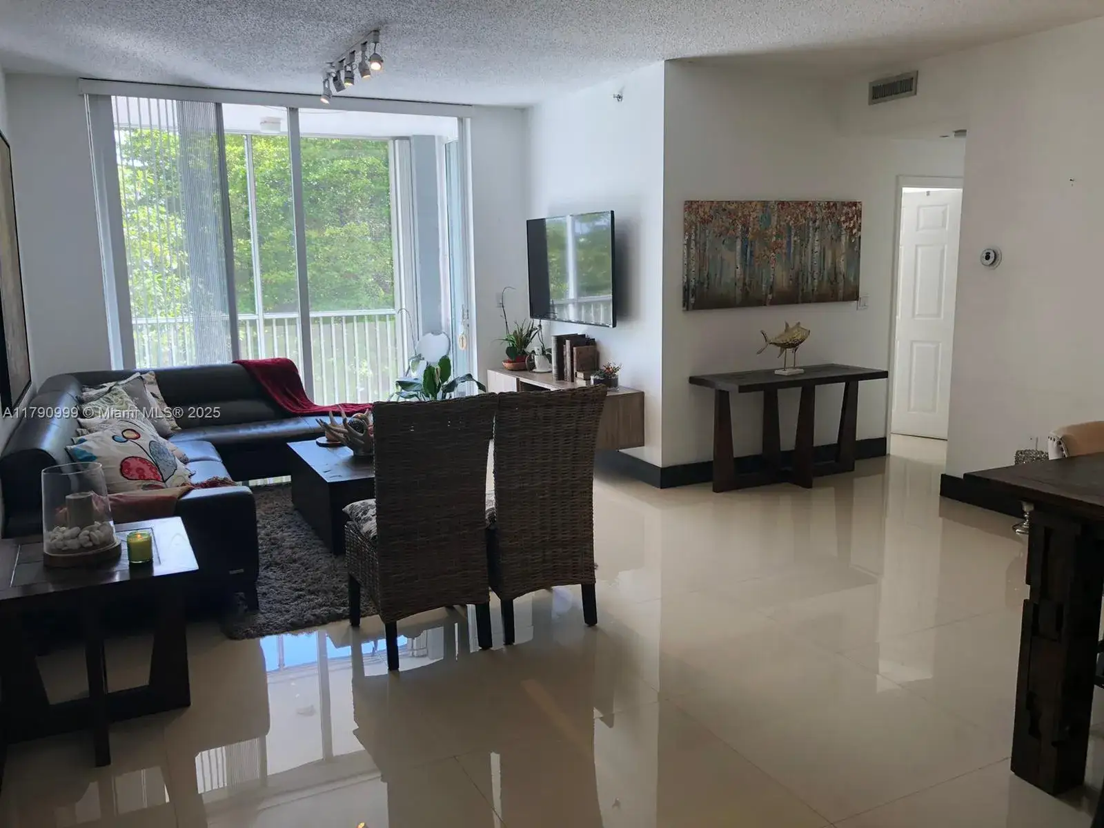 3 bedroom 2 bath Residential for sale at 9725 NW 52nd St # 407, Doral FL 33178