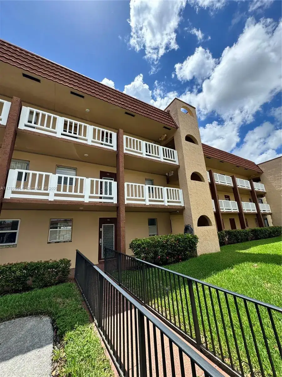 1 bedroom 1 bath Residential for sale at 9041 Sunrise Lakes Blvd # 110, Sunrise FL 33322