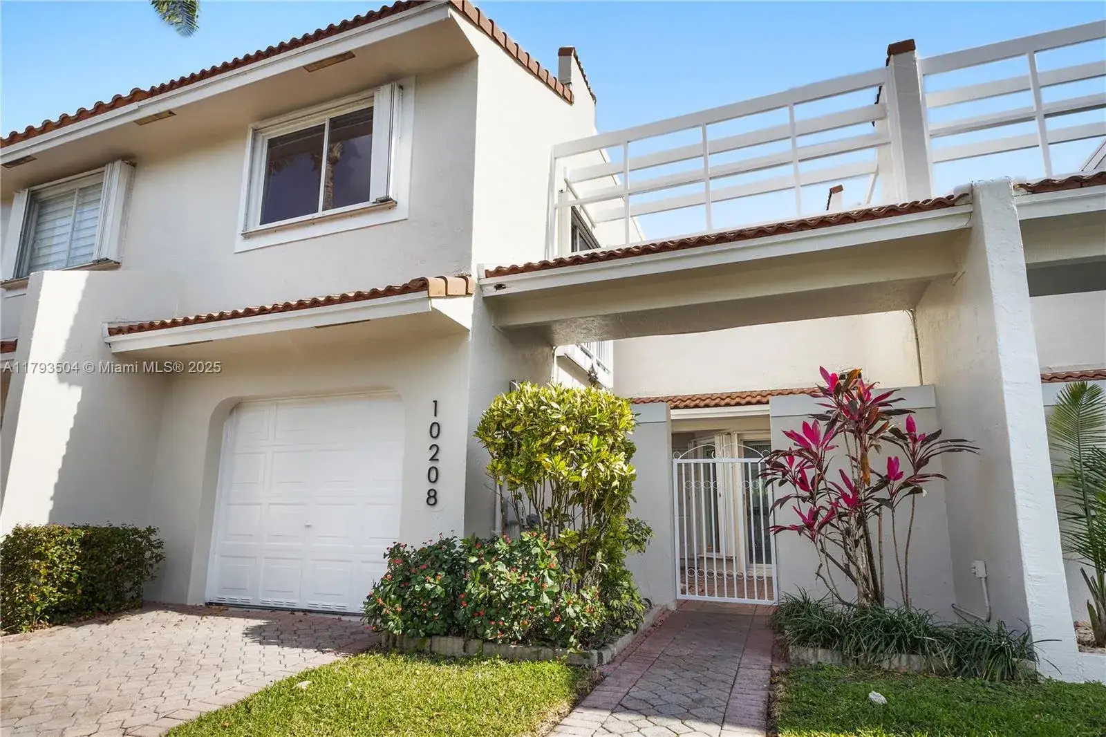 3 bedroom 2 bath Residential for sale at 10208 NW 51st Ter # 10208, Doral FL 33178