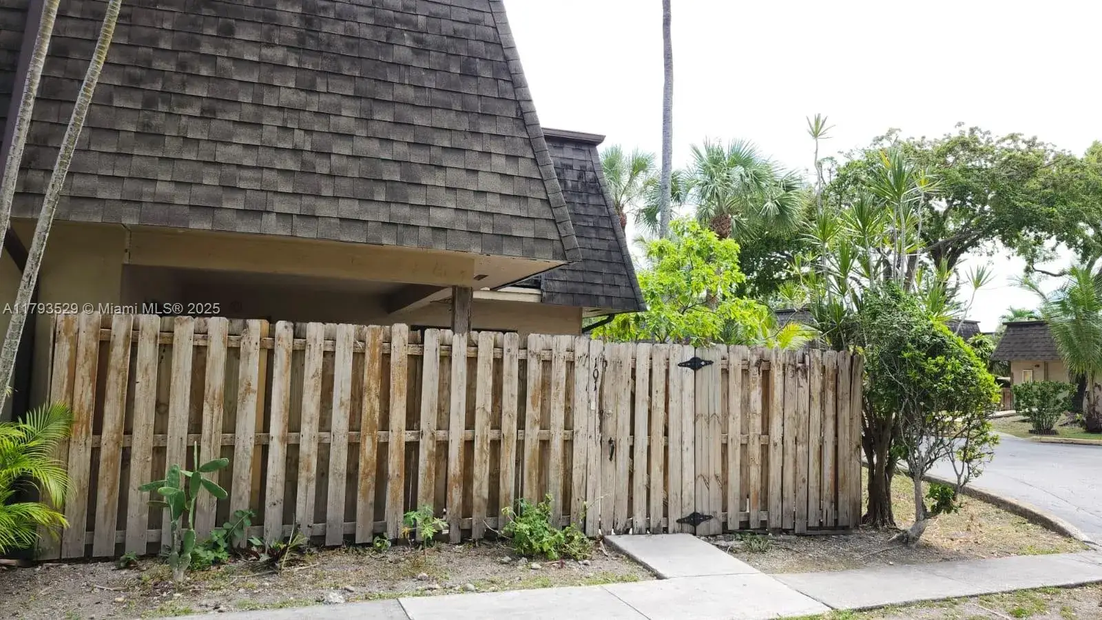 3 bedroom 2 bath Residential for sale at 14293 SW 94th Cir Ln # 27, Miami FL 33186