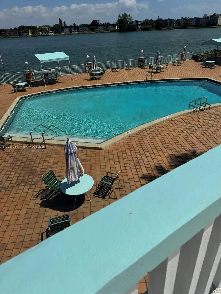 1 bedroom 1 bath Residential for sale at 18555 NE 14th Ave # 602, Miami FL 33179