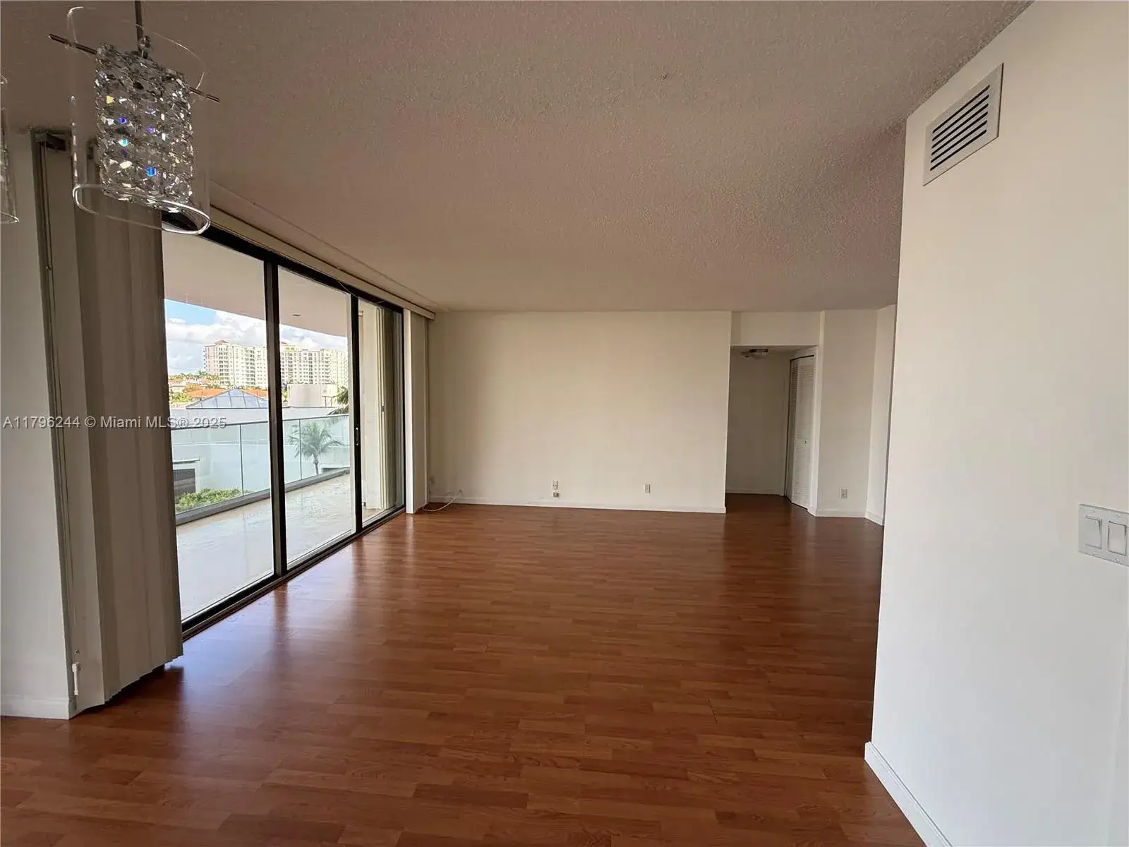1 bedroom 1 bath Residential Lease for rent at 19707 Turnberry Way # 5C, Aventura FL 33180
