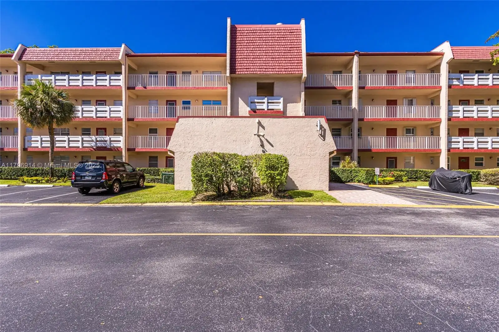 2 bedroom 2 bath Residential for sale at 1005 Country Club Dr # 307, Margate FL 33063