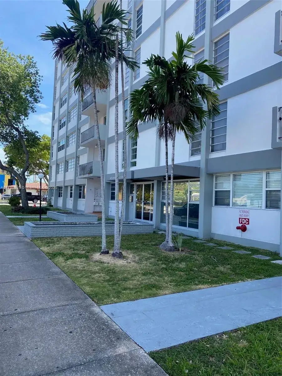 1 bedroom 1 bath Residential for sale at 1400 SW 27th Ave # 202, Miami FL 33145