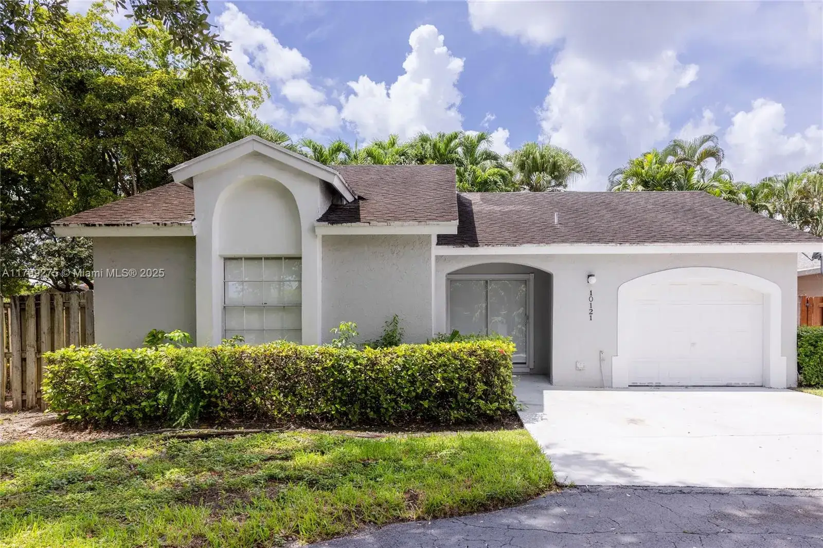 3 bedroom 2 bath Residential for sale at 10121 NW 51st Ln, Doral FL 33178