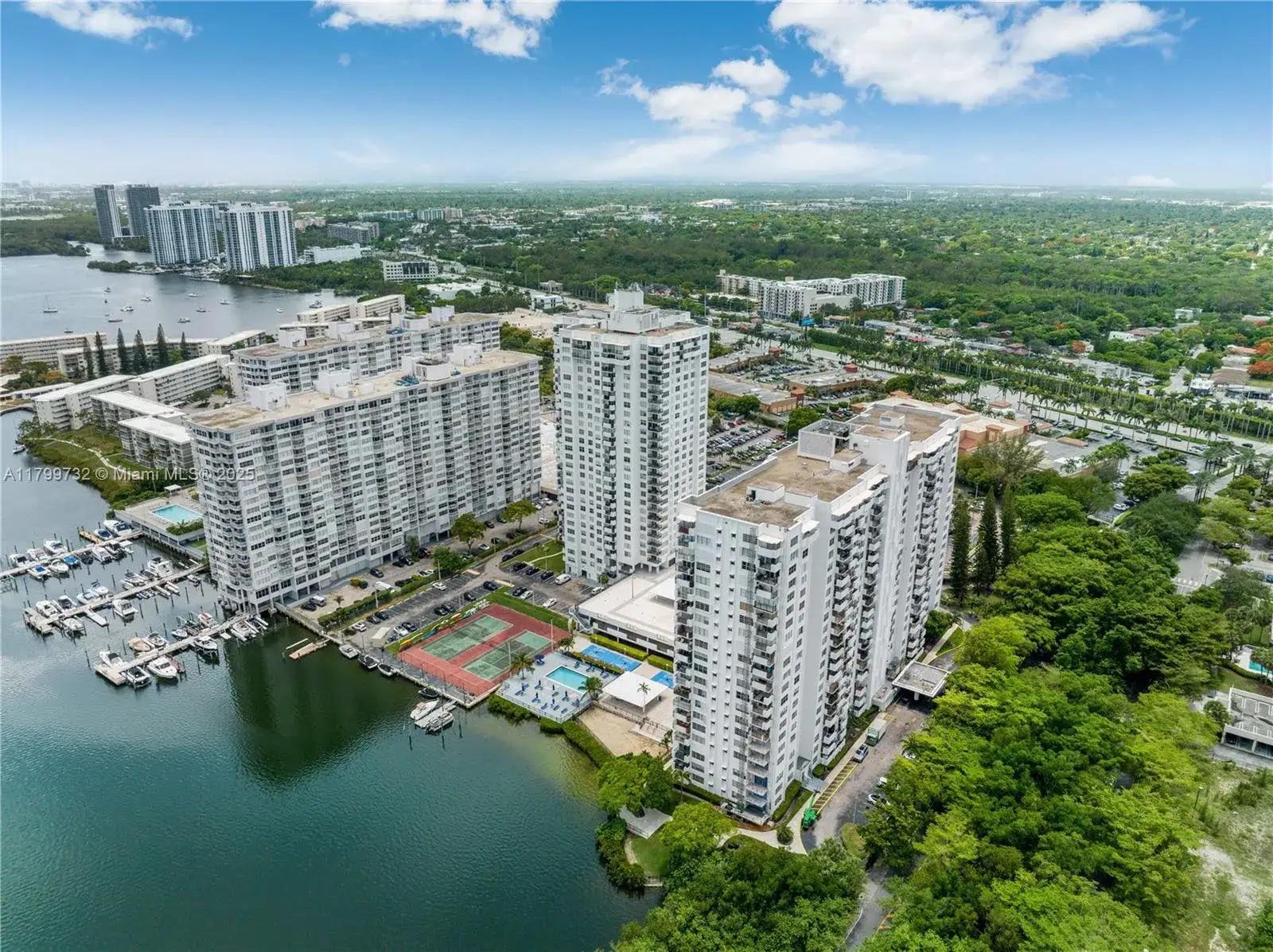 2 bedroom 2 bath Residential for sale at 2750 NE 183rd St # 504, Aventura FL 33160