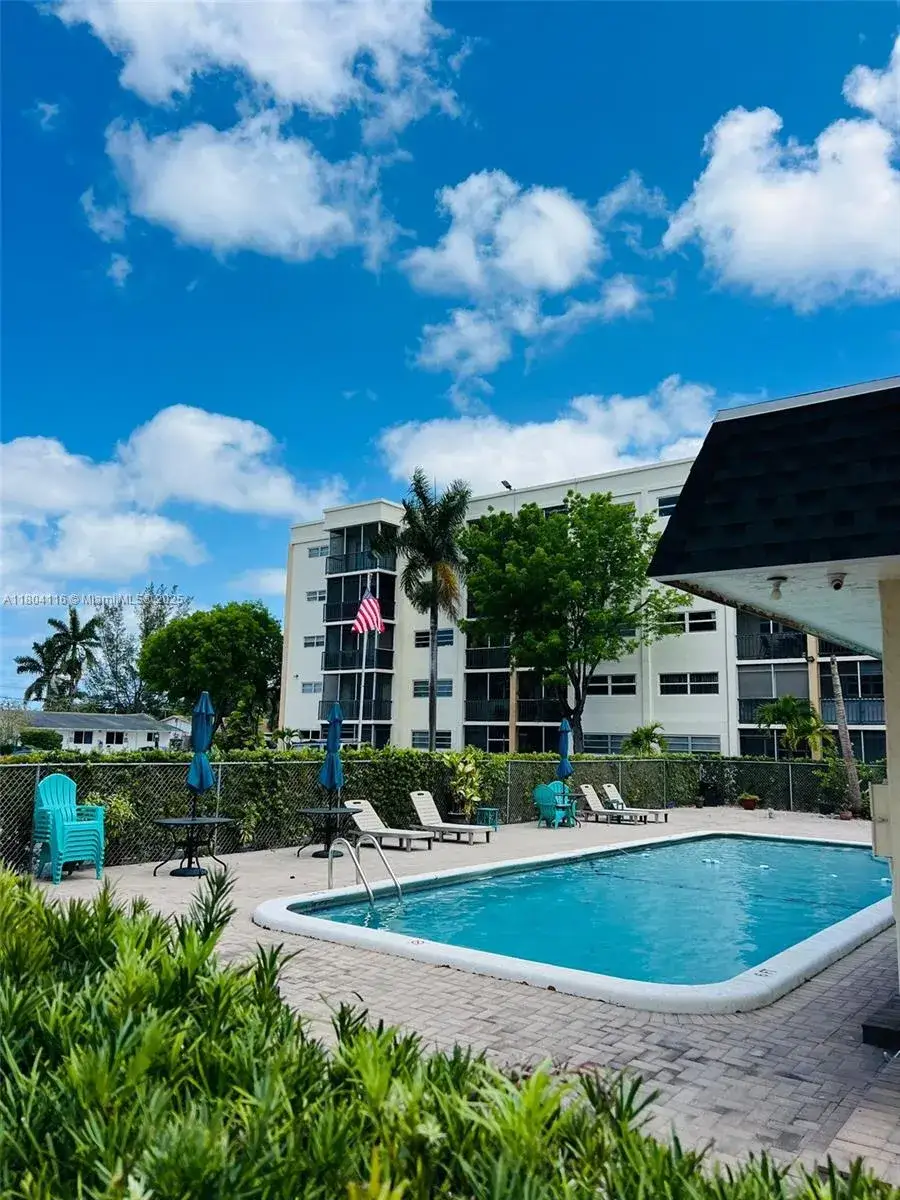1 bedroom 1 bath Residential Lease for rent at 220 SW 9th Ave # 117, Hallandale Beach FL 33009