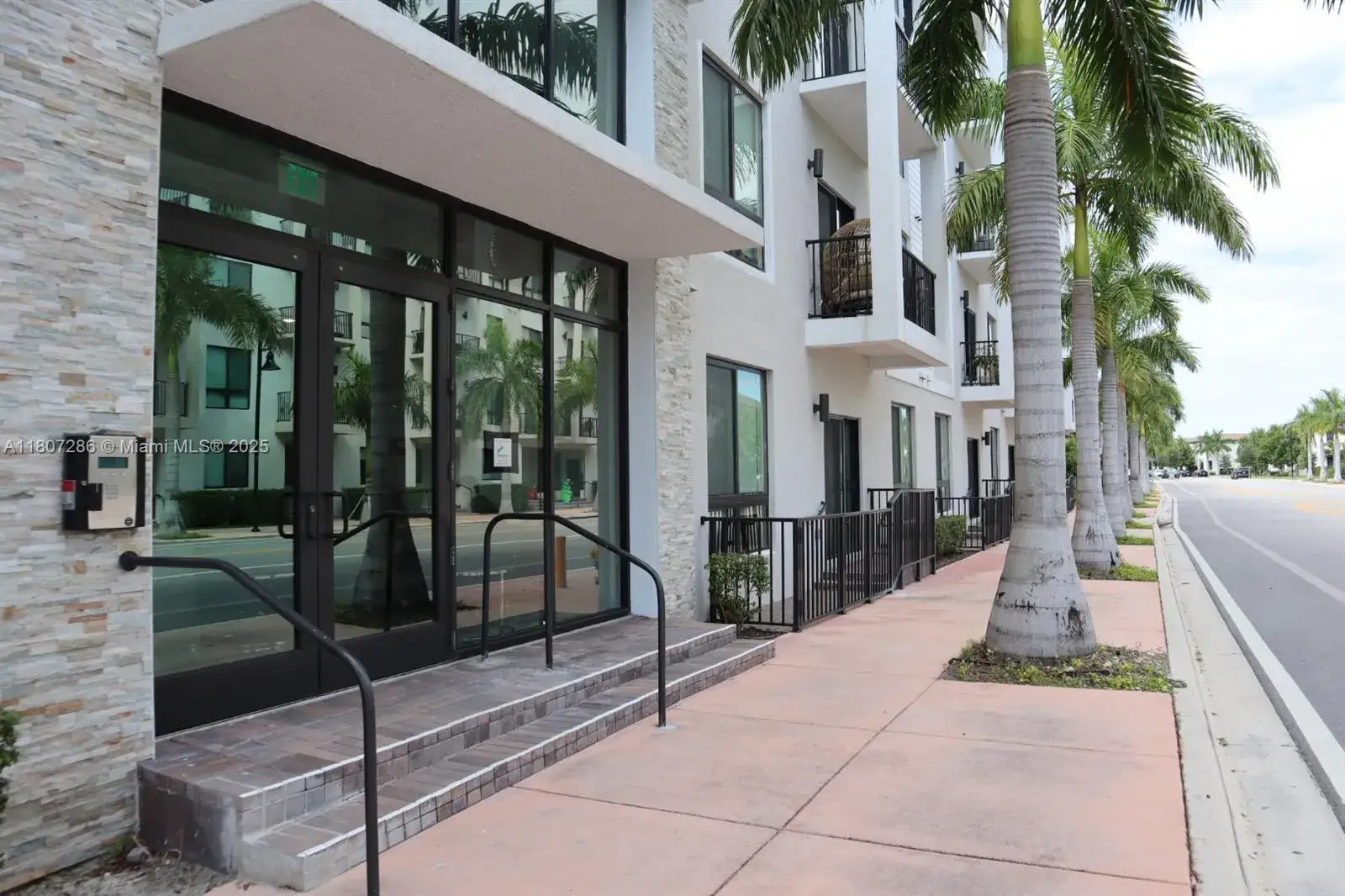 3 bedroom 2 bath Residential for sale at 8201 NW 41st St # 402, Doral FL 33166