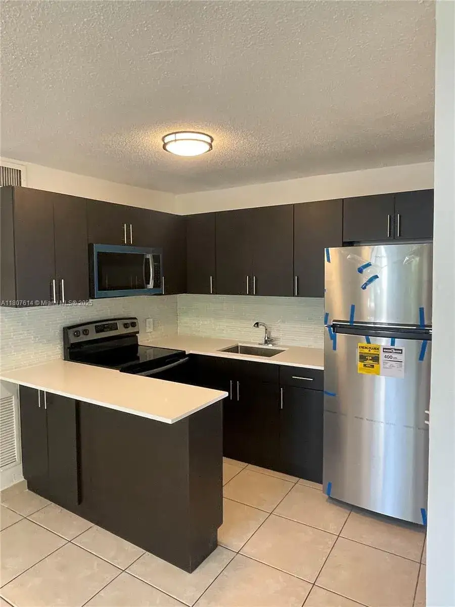 1 bedroom 1 bath Residential Lease for rent at 2385 SW 27th St # 4, Miami FL 33133
