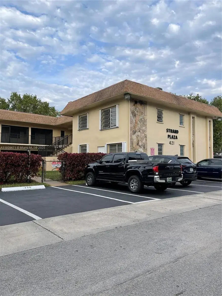 2 bedroom 2 bath Residential Lease for rent at 421 NE 1st St # 119, Hallandale Beach FL 33009