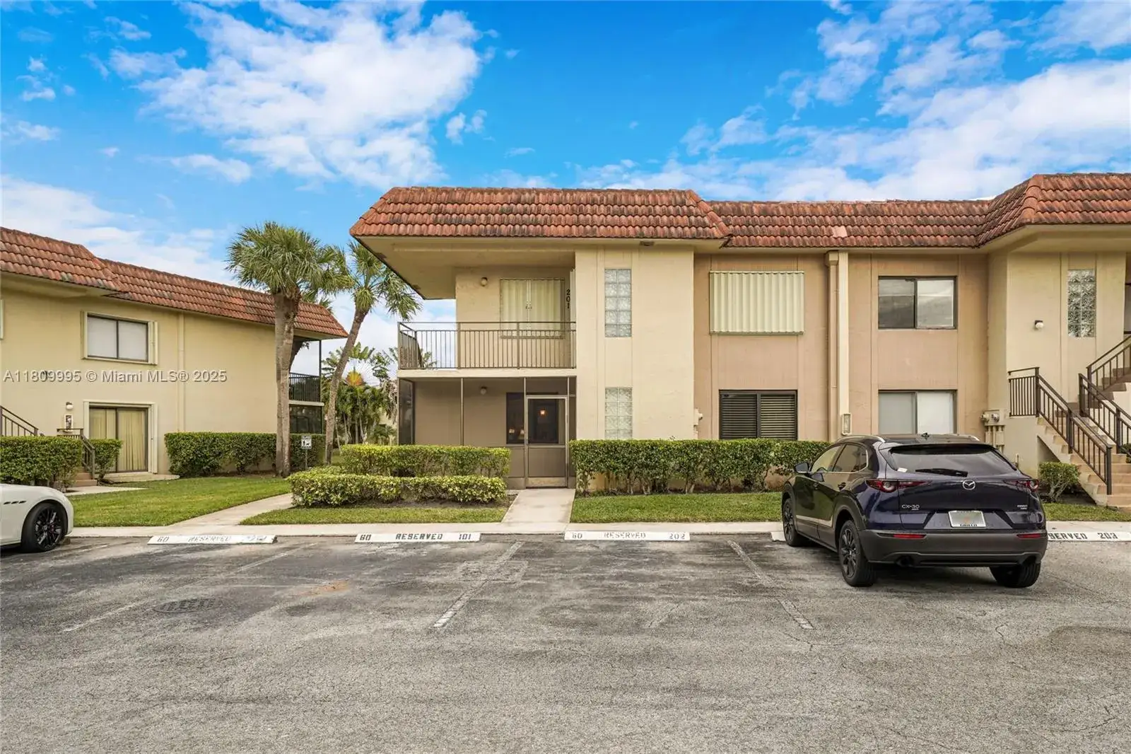 2 bedroom 2 bath Residential for sale at 374 Lakeview Dr # 101, Weston FL 33326