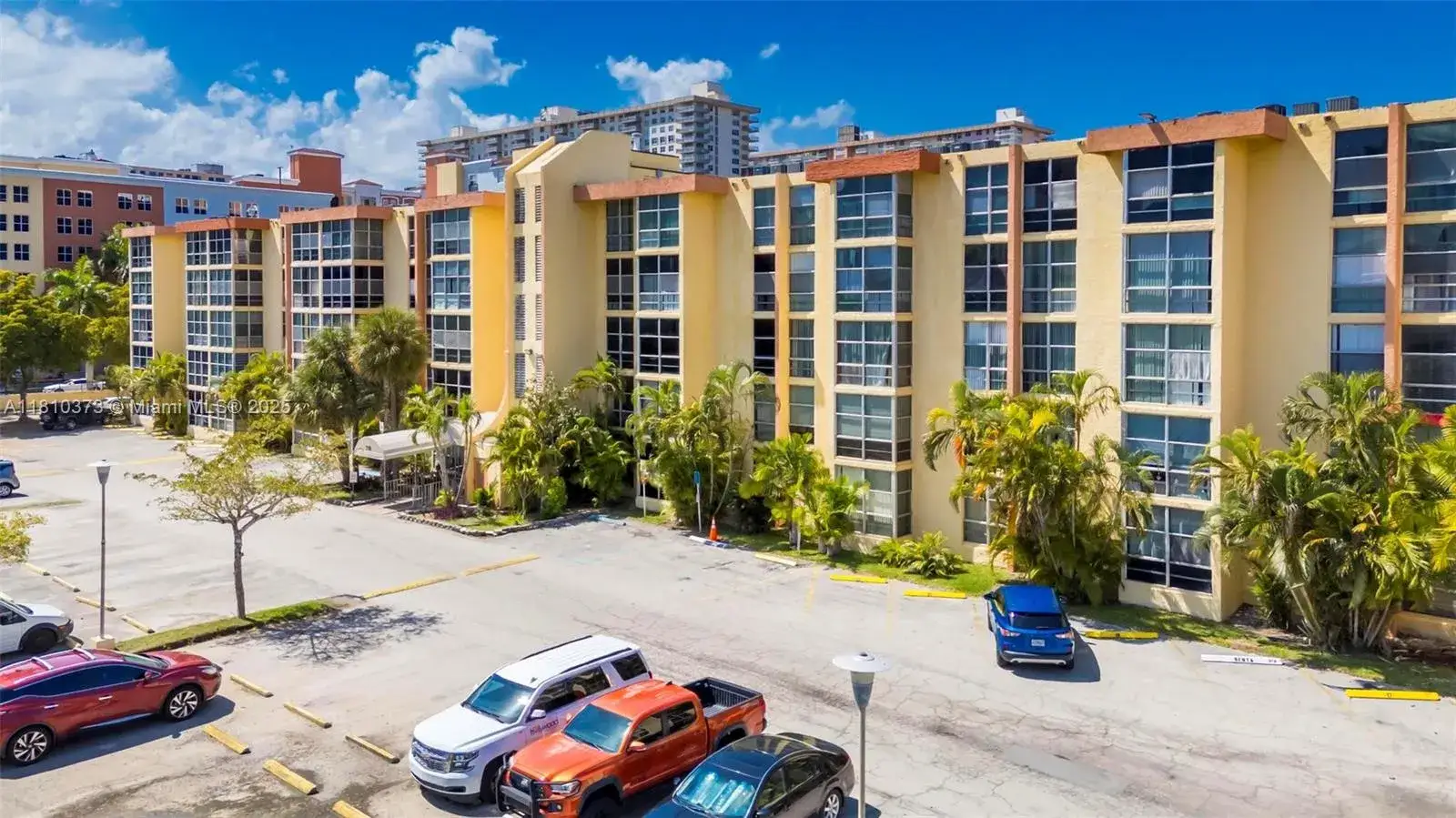 1 bedroom 1 bath Residential for sale at 210 172nd St, Sunny Isles Beach FL 33160