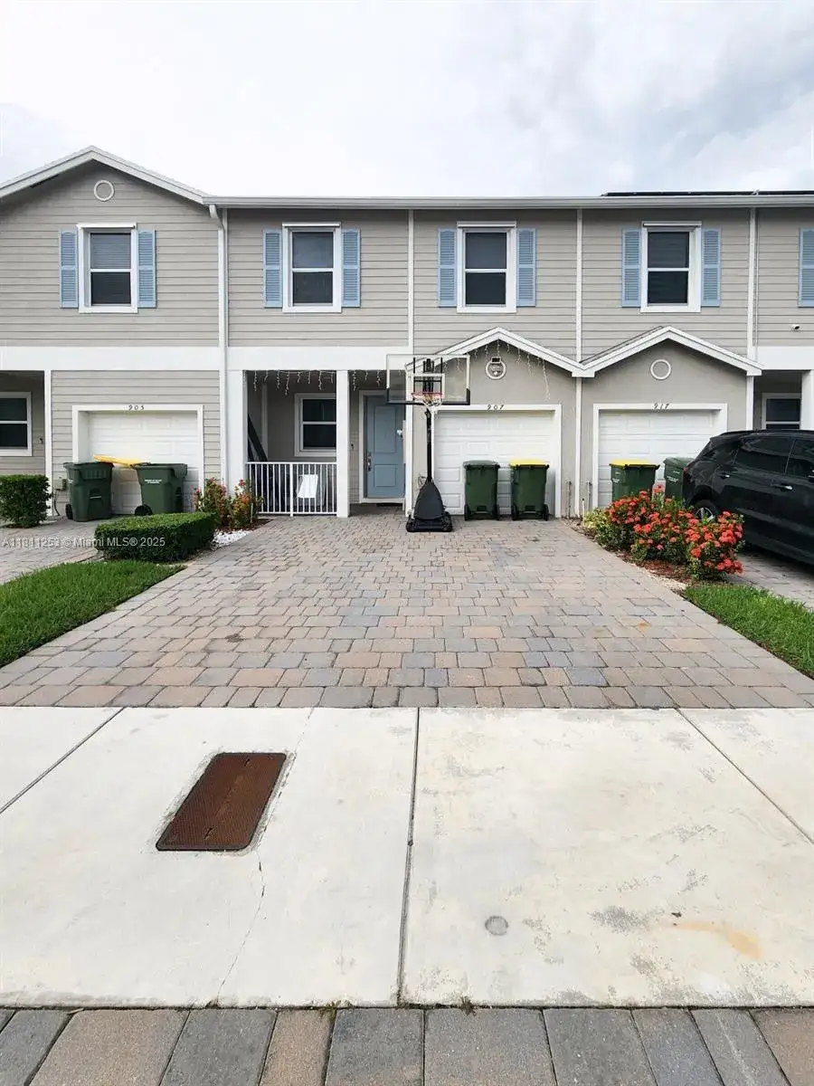 3 bedroom 2 bath Residential for sale at 907 SE 17th Ct, Homestead FL 33034