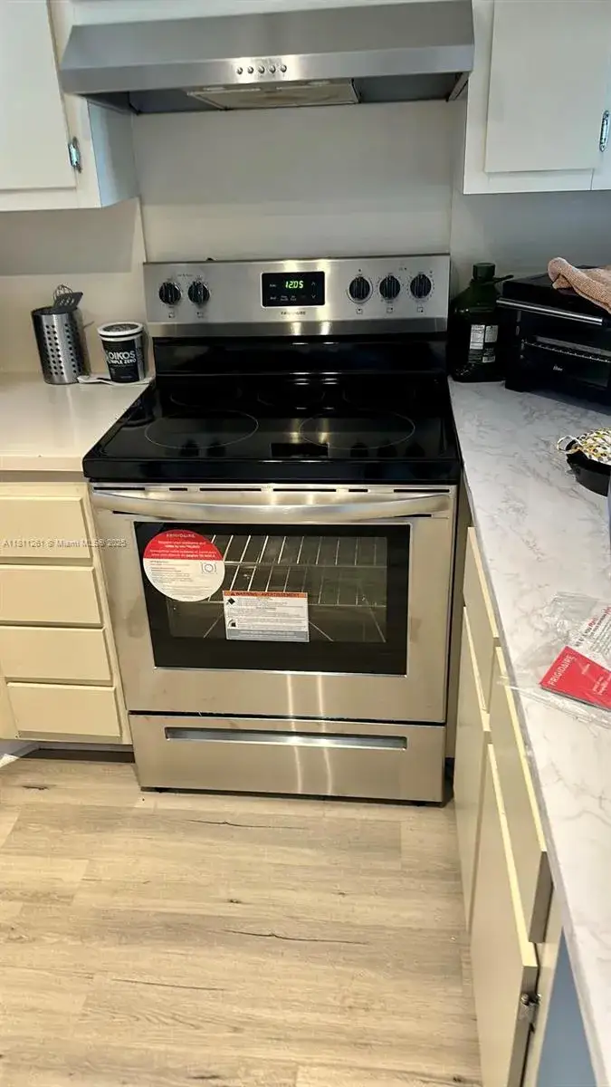 1 bedroom 1 bath Residential for sale at 8290 Lake Dr # 527, Doral FL 33166