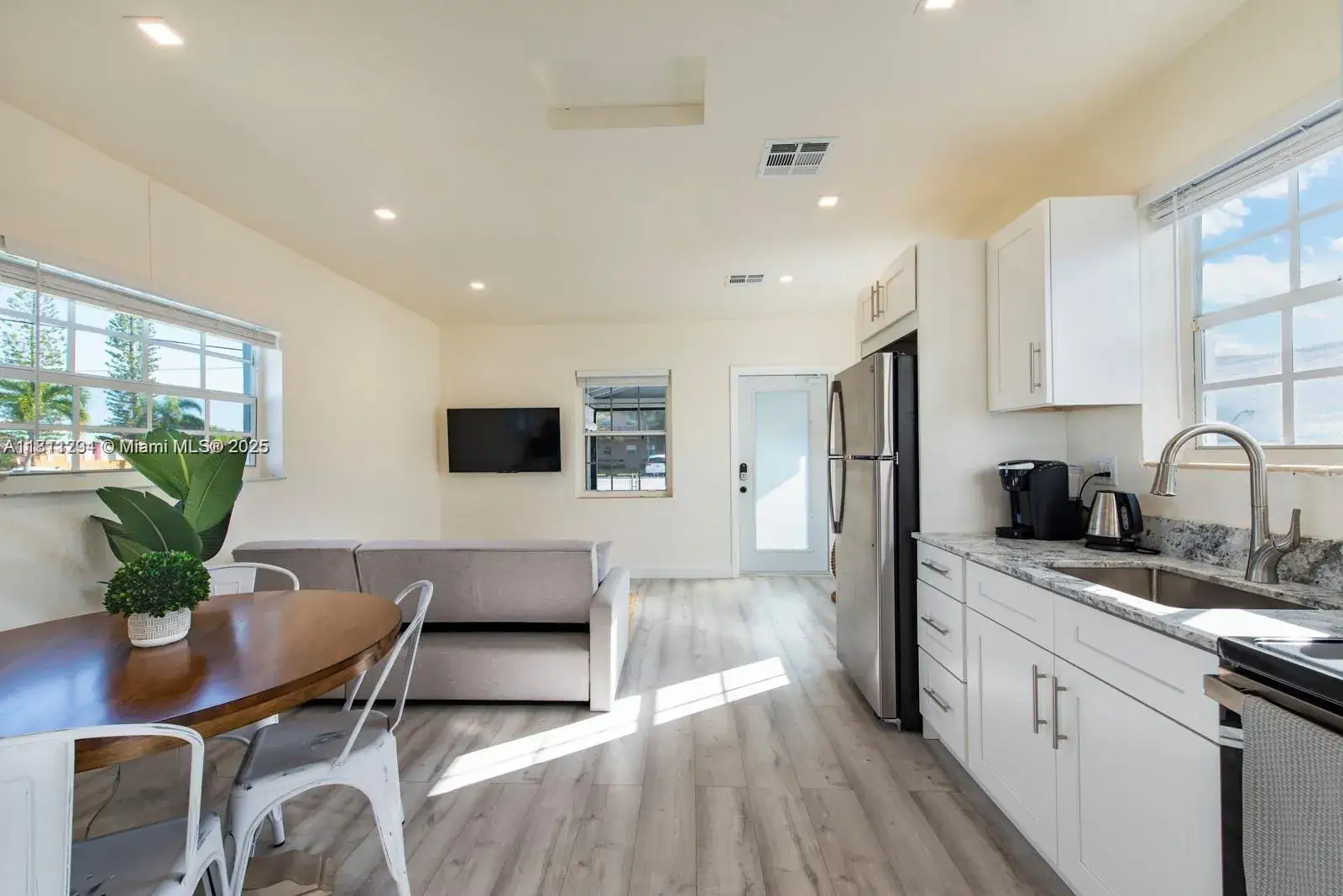 1 bedroom 1 bath Residential Lease for rent at 115 SE 2nd St # 2, Hallandale Beach FL 33009