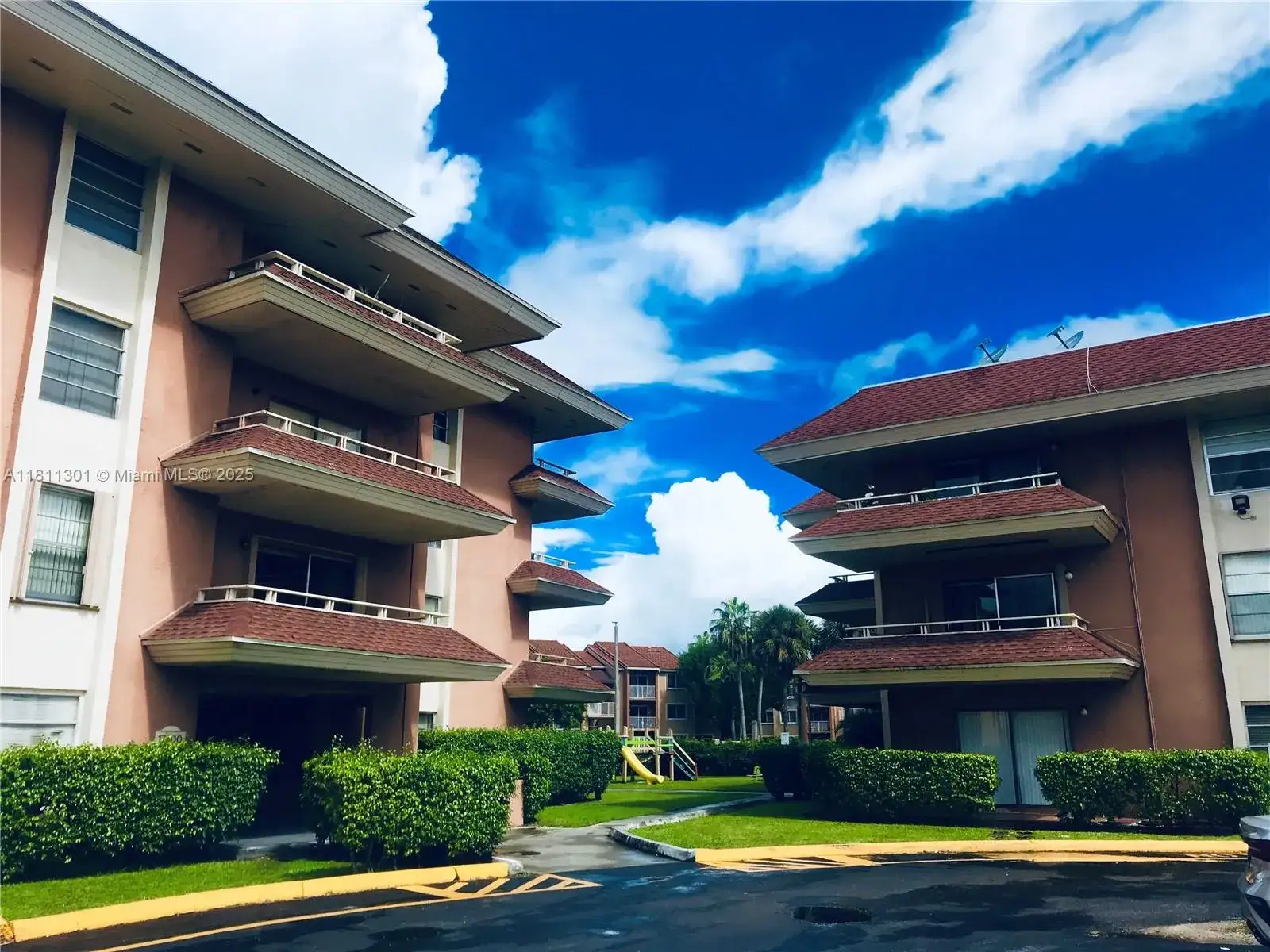 2 bedroom 2 bath Residential for sale at 17600 NW 68th Ave # B3006, Hialeah FL 33015