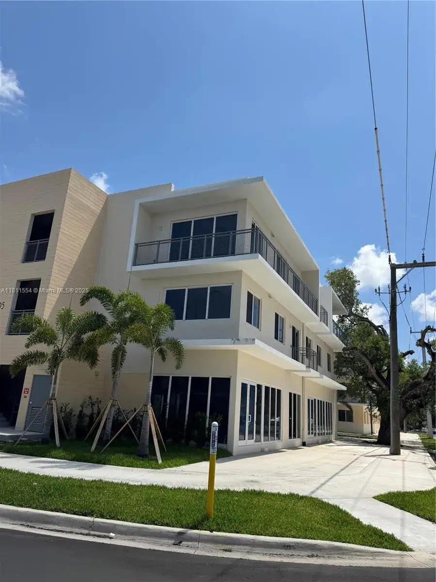 2 bedroom 2 bath Residential Lease for rent at 1010 SW 69th Ave # 212, Miami FL 33144