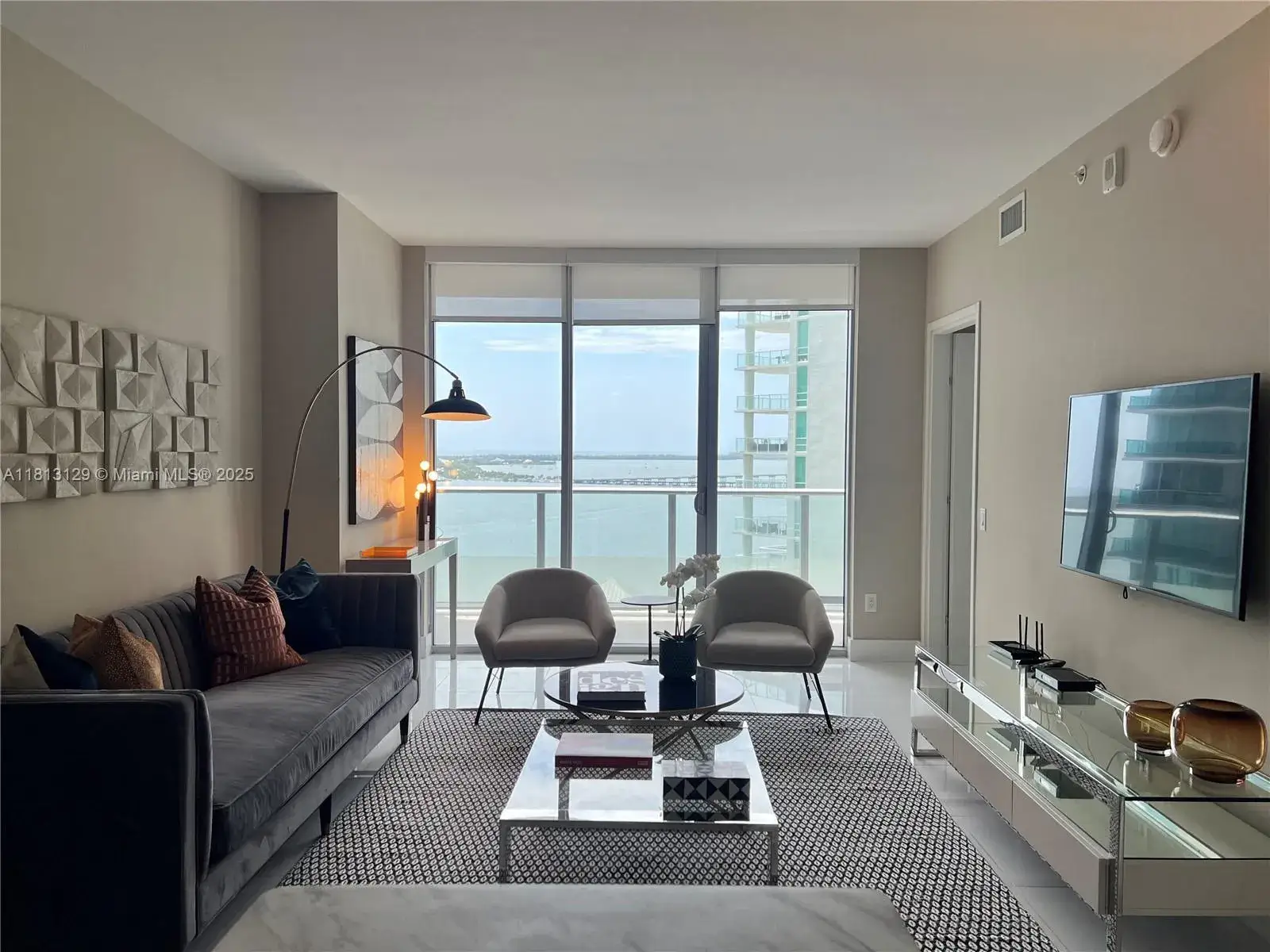 1 bedroom 1 bath Residential Lease for rent at 1300 Brickell Bay Dr # 2307, Miami FL 33131