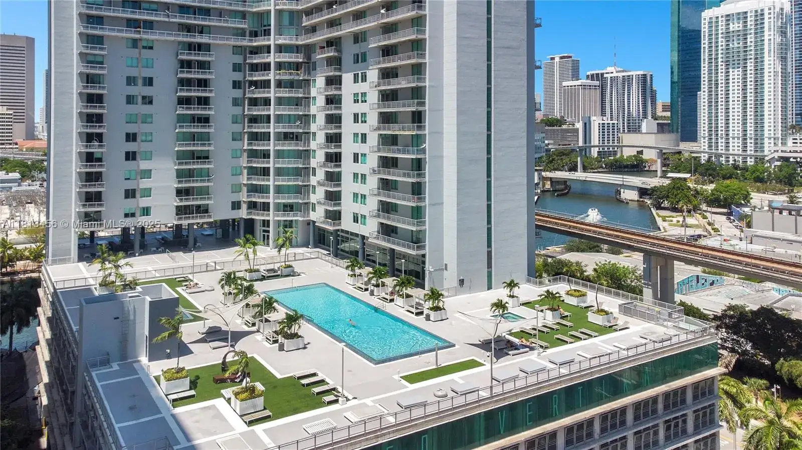 1 bedroom 1 bath Residential Lease for rent at 690 SW 1st Ct # 2530, Miami FL 33130