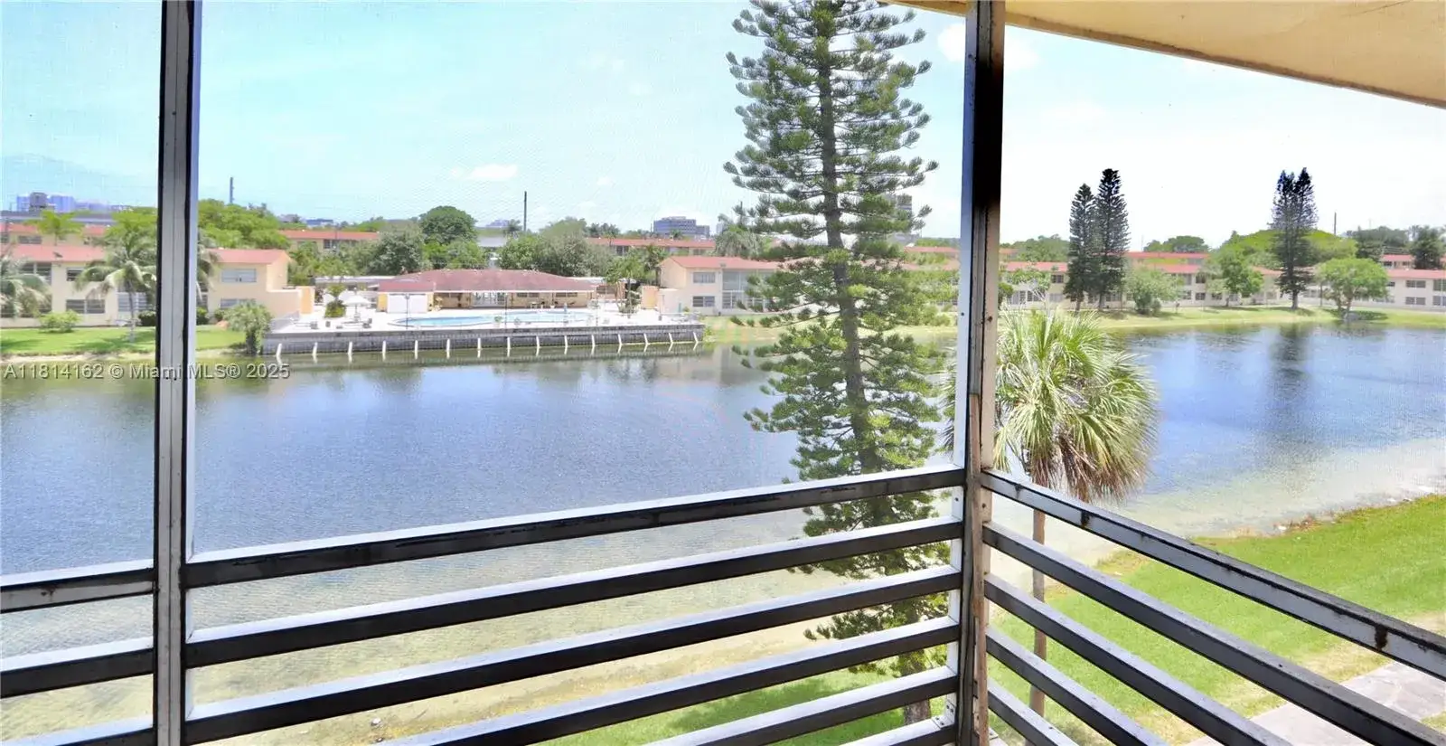 1 bedroom 1 bath Residential for sale at 2880 NE 203rd St # 31, Aventura FL 33180