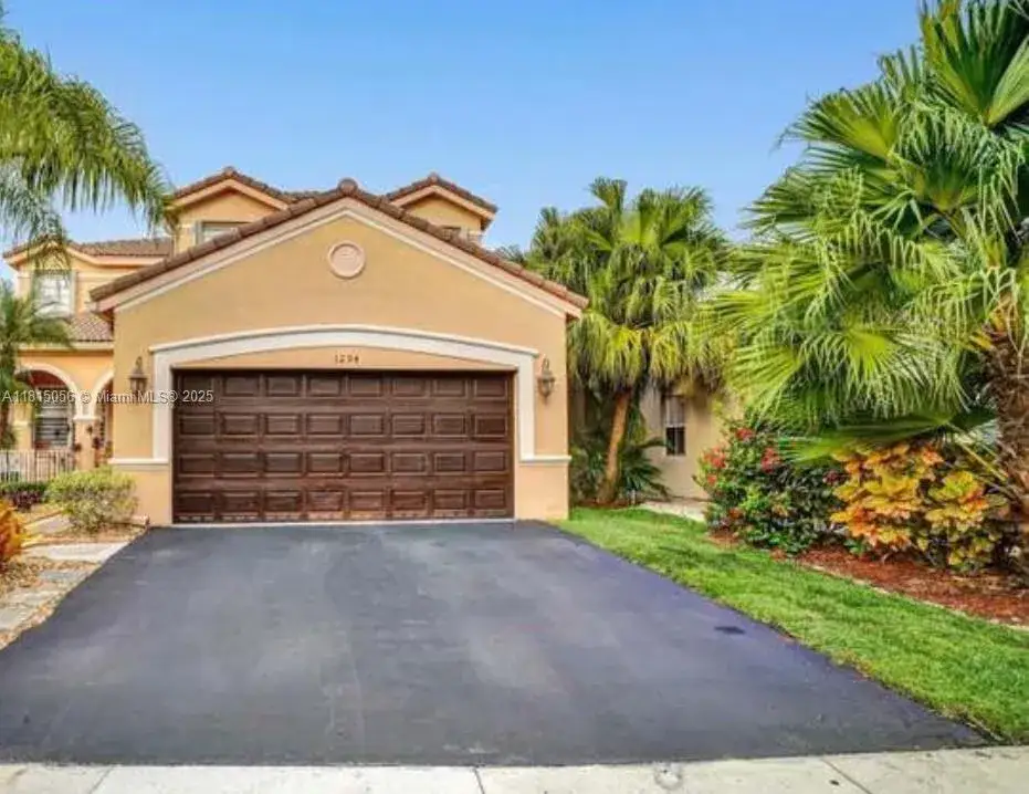 5 bedroom 3 bath Residential Lease for rent at 1294 Chinaberry Dr # 1294, Weston FL 33327