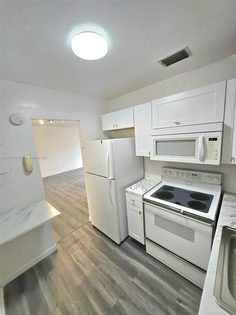 2 bedroom 1 bath Residential Lease for rent at 3020 NE 16th Ave # 103, Oakland Park FL 33334