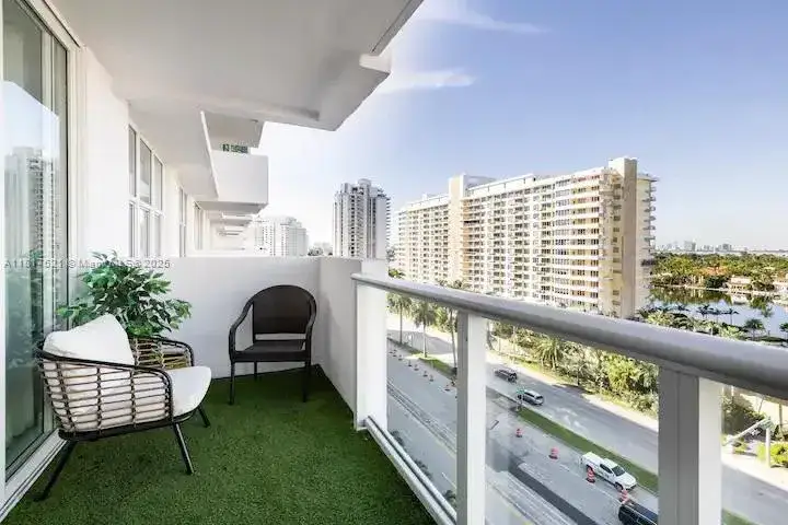 1 bedroom 1 bath Residential for sale at 5601 Collins Ave # 923, Miami Beach FL 33140