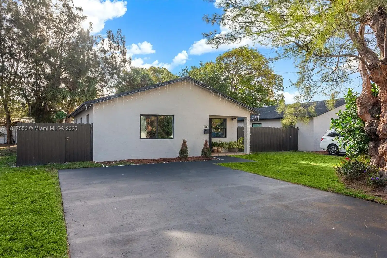 3 bedroom 2 bath Residential for sale at 309 SE 3rd Ave, Hallandale Beach FL 33009