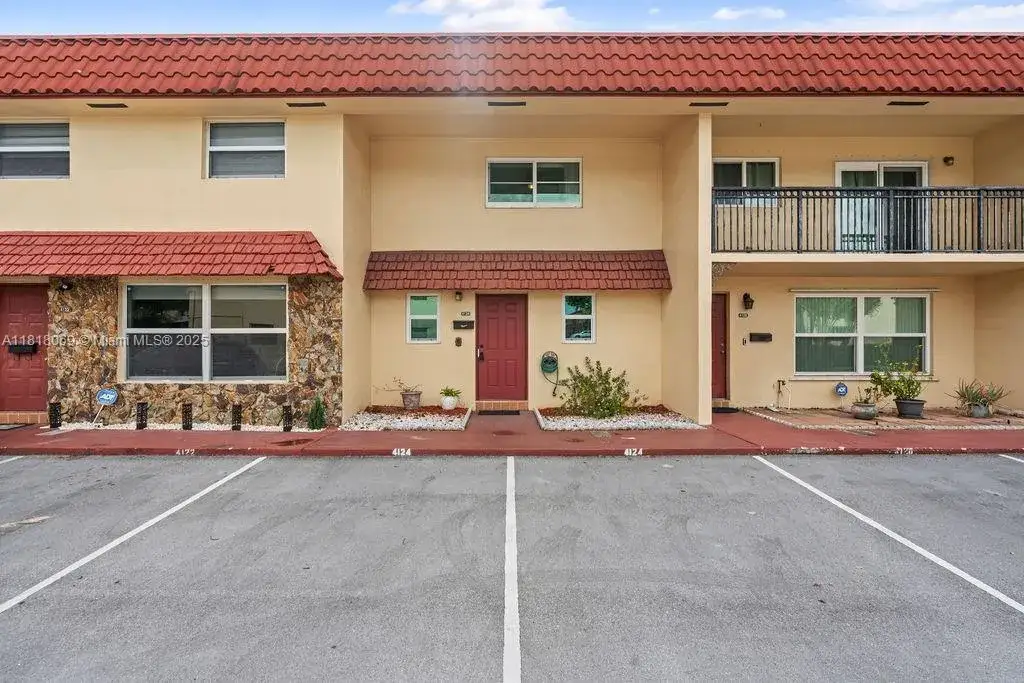2 bedroom 1 bath Residential for sale at 4124 SW 65th Ave # 69, Davie FL 33314