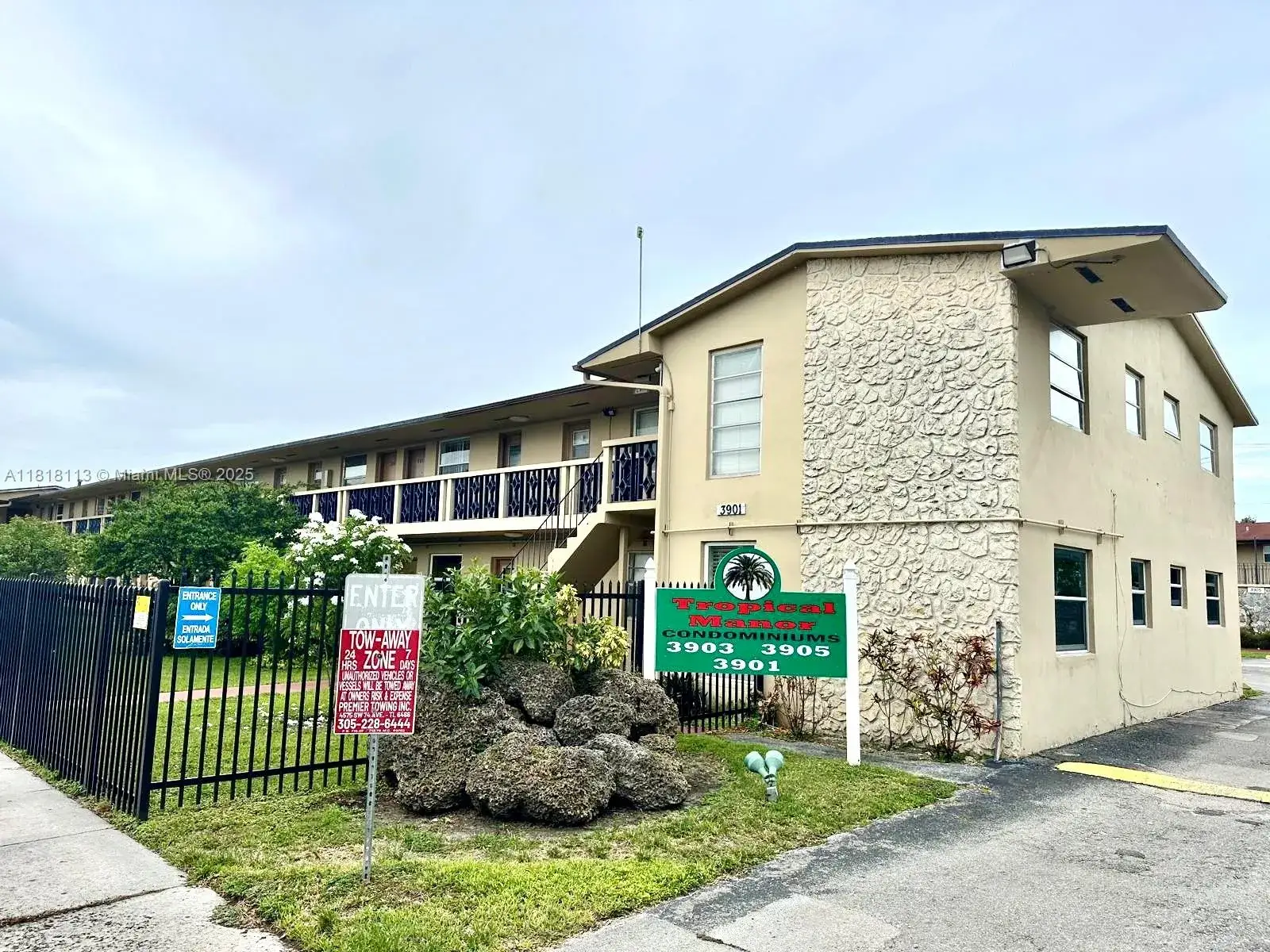1 bedroom 1 bath Residential Lease for rent at 3905 SW 78th Ct # 106, Miami FL 33155