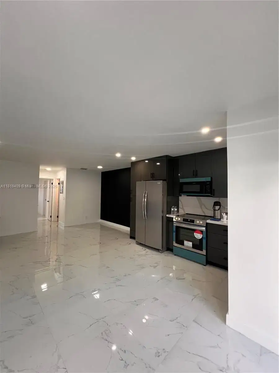 1 bedroom 1 bath Residential Lease for rent at 1818 Rodman St # 2D, Hollywood FL 33020