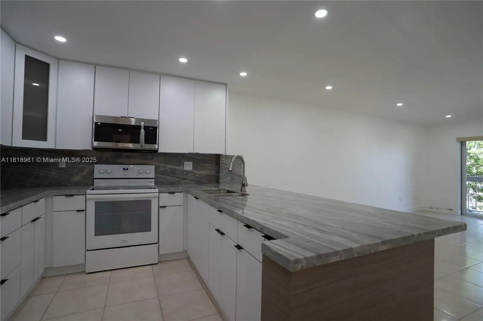 1 bedroom 1 bath Residential Lease for rent at 7845 Camino Real # 410, Miami FL 33143