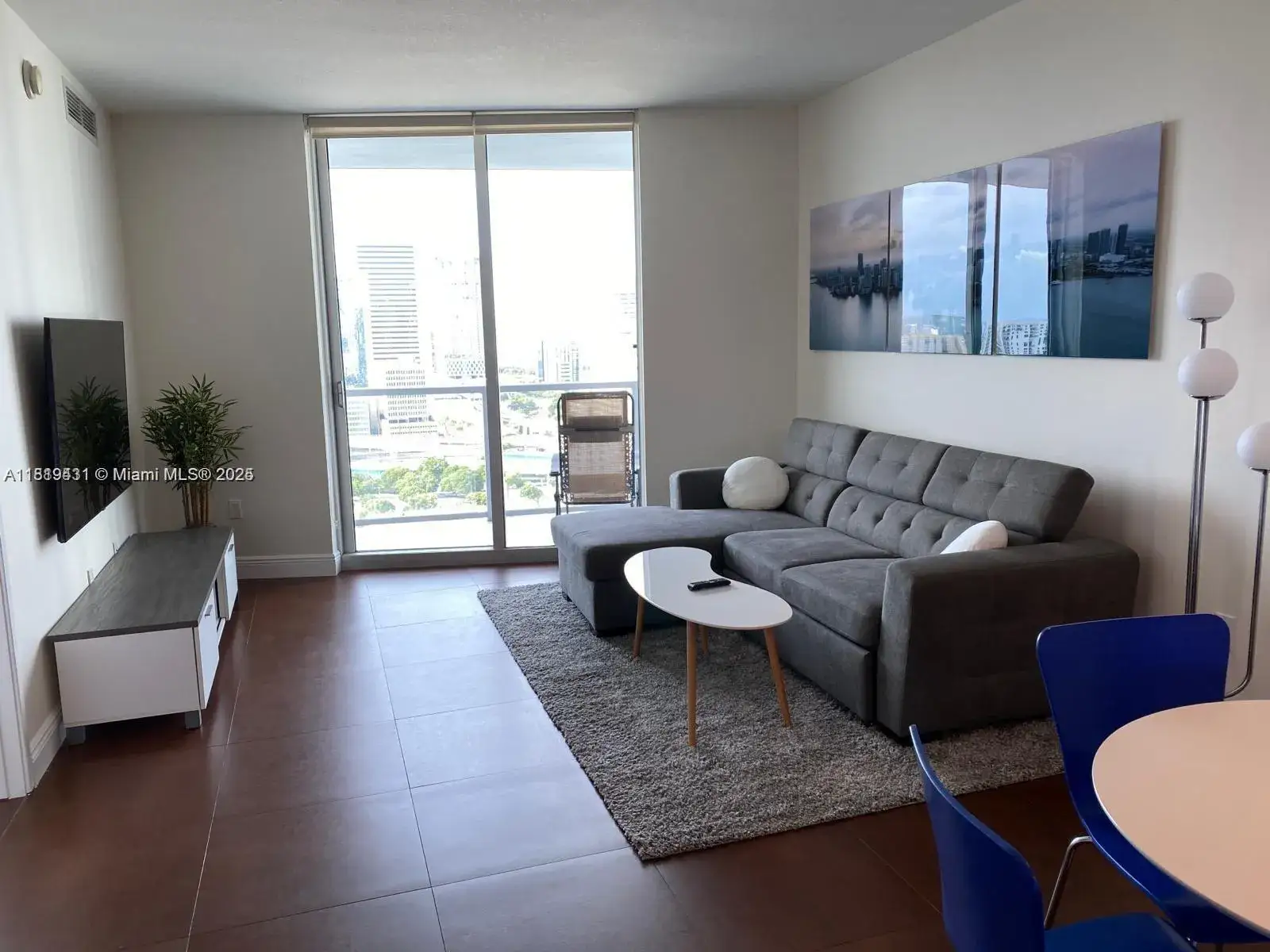 1 bedroom 1 bath Residential Lease for rent at 185 SW 7th St # 2407, Miami FL 33130