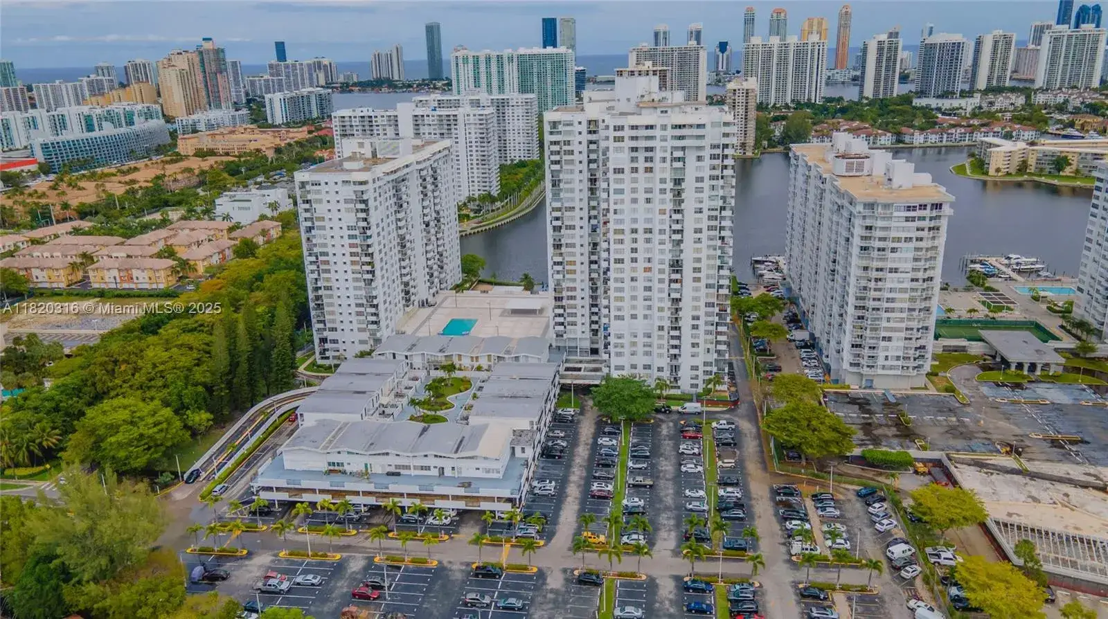 2 bedroom 2 bath Residential for sale at 2750 NE 183rd St # 1908, Aventura FL 33160